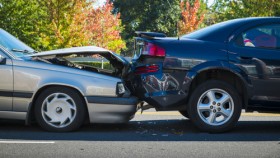 Bei Autounfällen wird die Karosserie immer beschädigt. Sie muss unbedingt repariert werden.