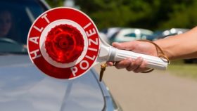 verkehrskontrolle_halt_polizei-280x158 Schneekettenpflicht beim Auto – Ratgeber und Anleitung zum Aufziehen
