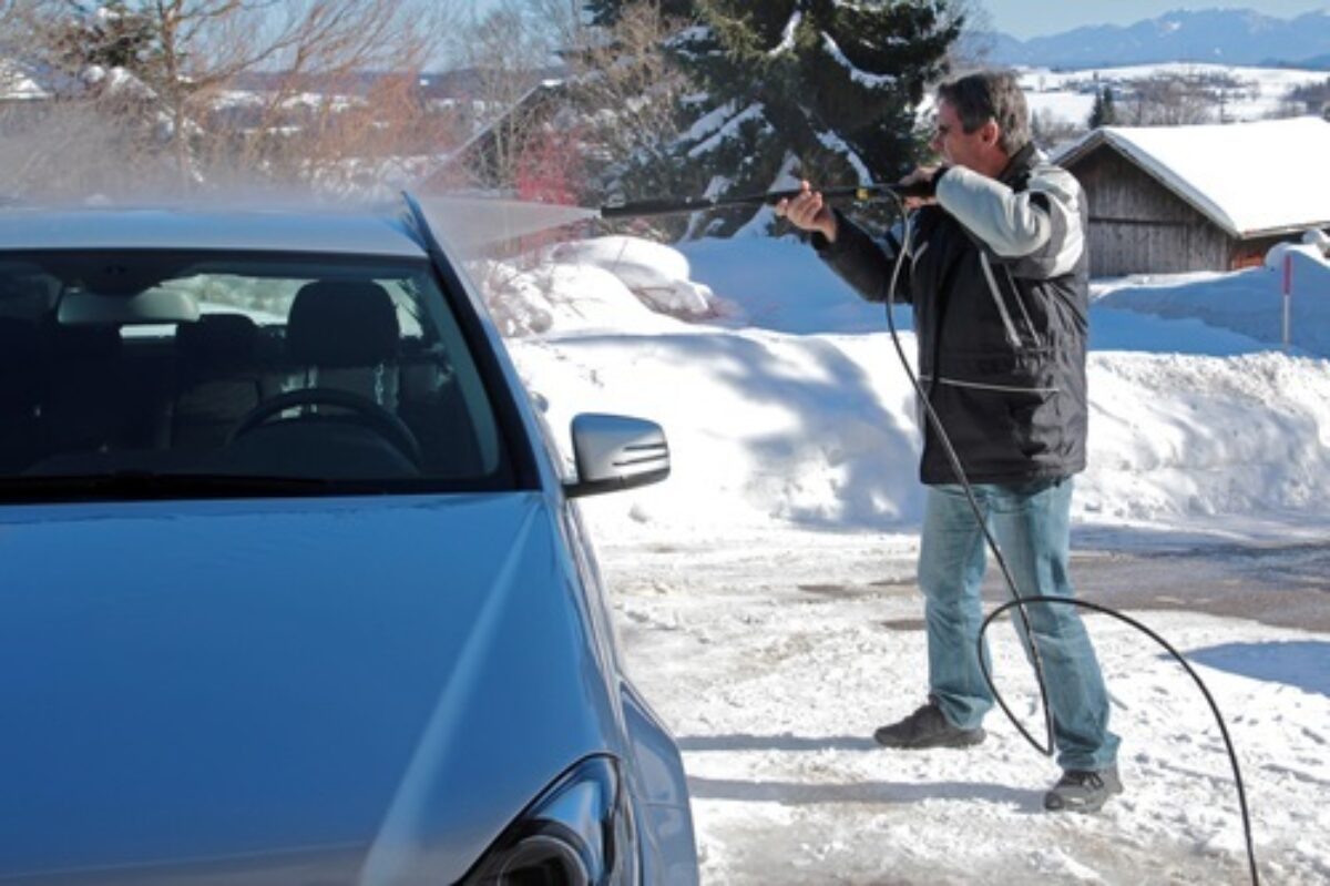 Autofahren im Winter: 11 Tipps damit Sie sicher ans Ziel gelangen
