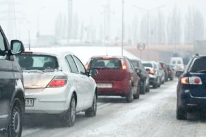 strassenverkehr_im_winter-300x199 Straßenverkehr im Winter - Gibt es mehr Stau?
