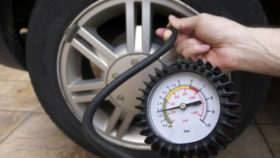 Reifendruck-prüfen-1-280x158 Kraftstoff sparen beim Auto – Ratgeber mit Tipps und Tricks