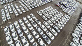 geparkte-Neuwagen-280x158 Büros von VW, Daimler und BMW wegen möglicher Preisabsprachen durchsucht