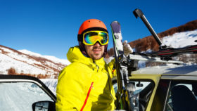 Skier-mit-dem-Dachträger-transportieren-280x158 Im Winter sicher mit dem Anhänger unterwegs