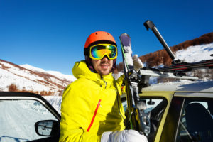 Skier-mit-dem-Dachträger-transportieren-300x200 Auf in den Skiurlaub: Wie Sie die Winterausrüstung sicher transportieren