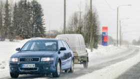 Auto-mit-Anhänger-im-Winter-280x158 Auf in den Skiurlaub: Wie Sie die Winterausrüstung sicher transportieren