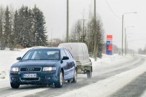 Auto-mit-Anhänger-im-Winter-300x200 Im Winter sicher mit dem Anhänger unterwegs