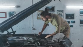 mechaniker-am-auto-280x158 Eine Kfz-Werkstatt gründen: Wichtigste Punkte im Überblick