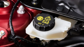 Bremsflüssigkeitsbehälter-Motorraum-280x158 Bremskraftverstärkerwechsel – Ratgeber zur Diagnose und zum Wechseln