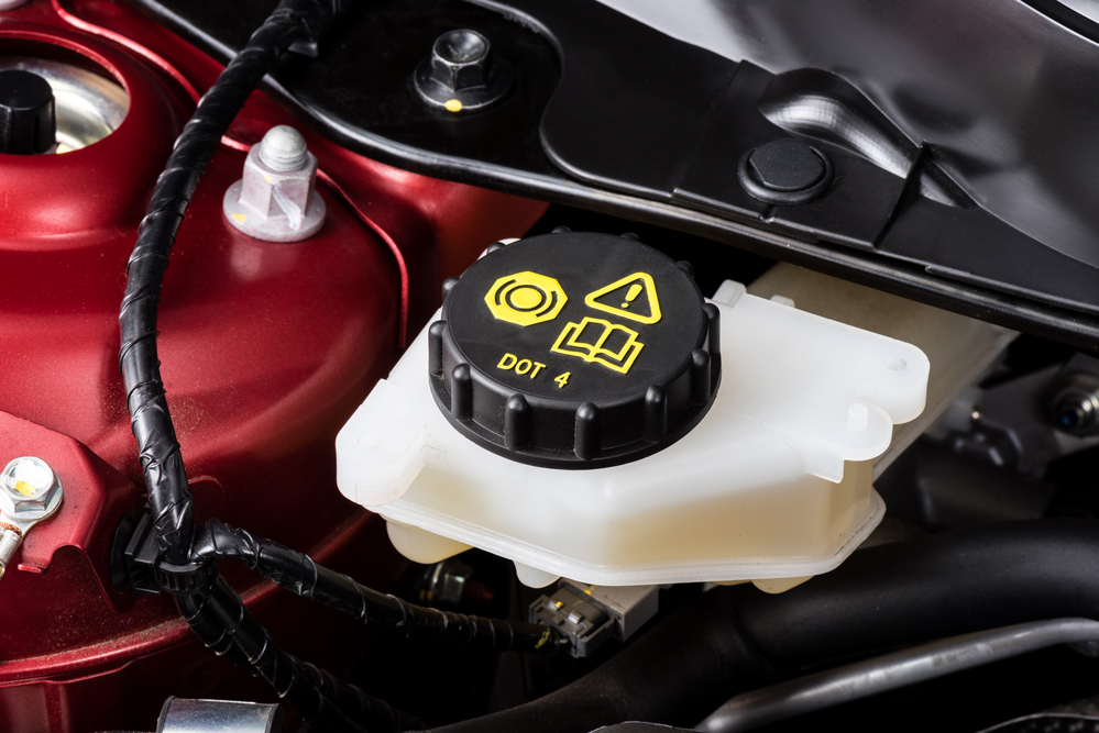 Bremsflüssigkeitsbehälter-Motorraum Bremsflüssigkeitswechsel – Wissenswertes und Ratgeber zum selber tauschen