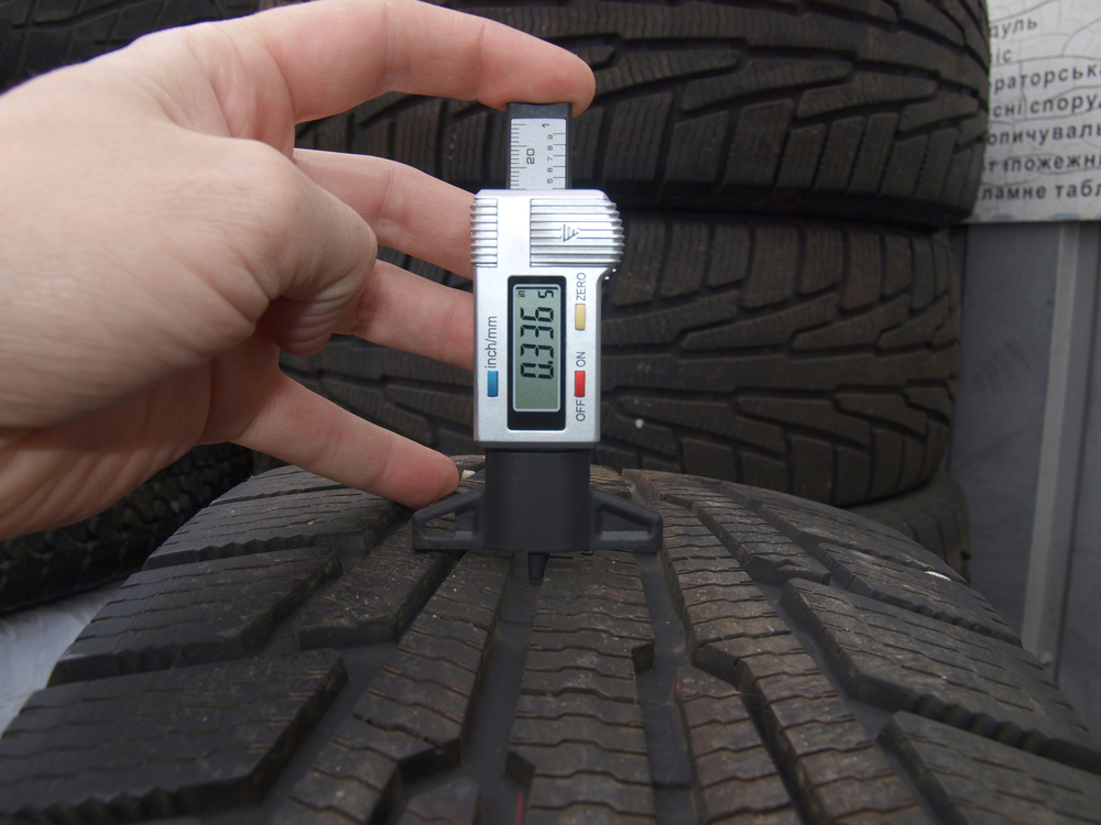 Bild2-Reifeprofiltiefe-messen Reifenlagerung – Ratgeber und Möglichkeiten im Sommer und Winter