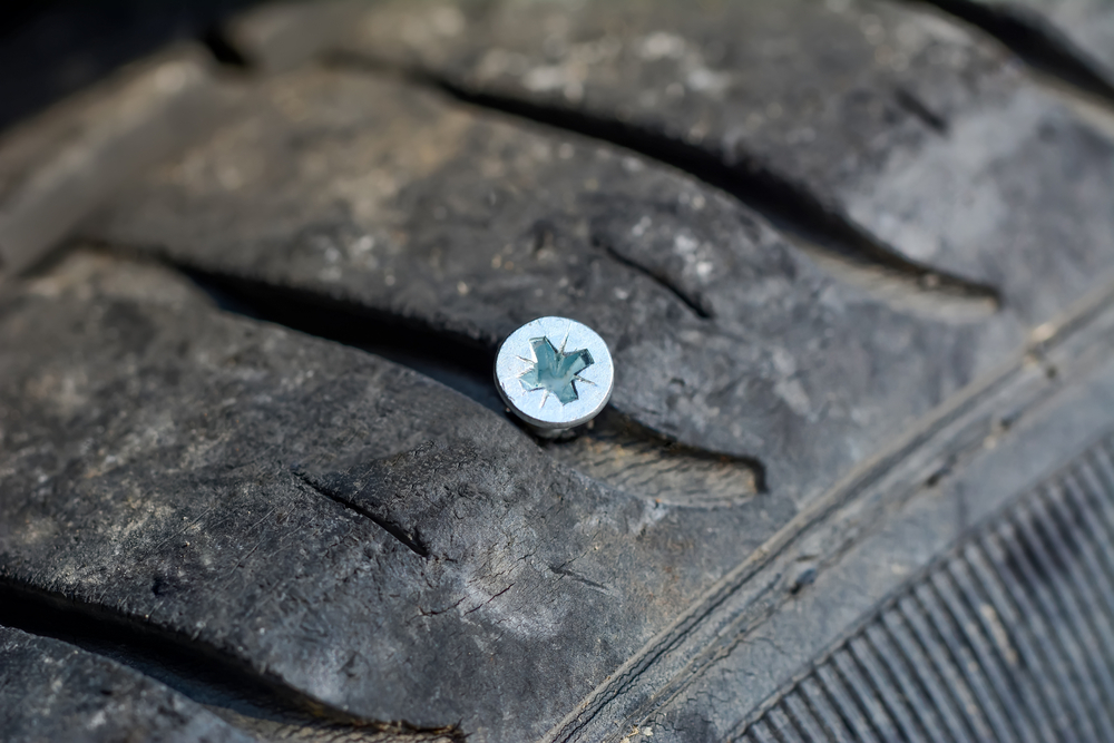 Bild3-Reifen-prüfen-auf-Fremdkörper Reifenlagerung – Ratgeber und Möglichkeiten im Sommer und Winter