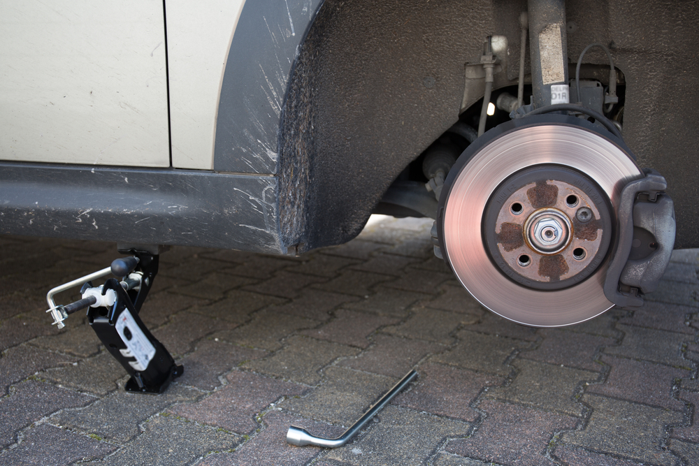 Bild4-Auto-aufbocken-und-Reifen-demontieren Bremssättel selber lackieren – Wie Sie richtig vorgehen