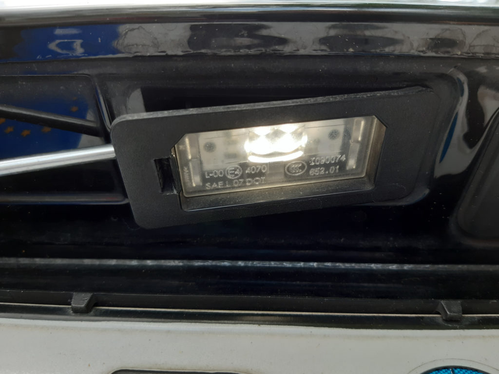 TitelBild-Kennzeichenbeleuchtung-Auto-auf-LED-selbst-wechseln-1024x768 LED Kennzeichenbeleuchtung nachrüsten – Wissenswertes & Anleitung zum selber machen