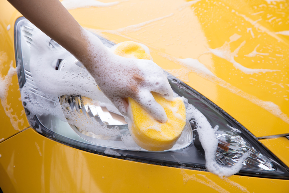 Scheinwerfer-mit-Schwamm-reinigen Autoscheibenreinigung – Ratgeber zum säubern mit Hausmitteln