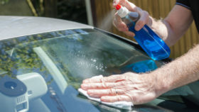 autoscheibe-reinigen-280x158 Autoscheibe polieren – Ratgeber zur Behandlung von Kratzern