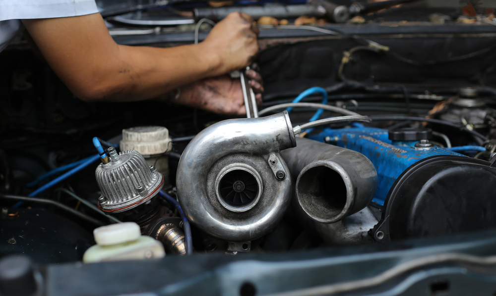 Titelbild-Turbolader-beim-Auto-wechseln Turboladerwechsel – Wissenswertes, Diagnose und Ratgeber zum wechseln