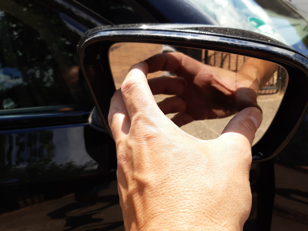 neues-Spiegelglas-einsetzen Spiegelglaswechsel – Wissenswertes und Ratgeber zum selber Wechseln
