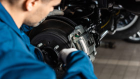 Titelbild-Bremssattel-Auto-280x158 Bremsbelägewechsel – Funktion, Verschleiß und Ratgeber zum tauschen