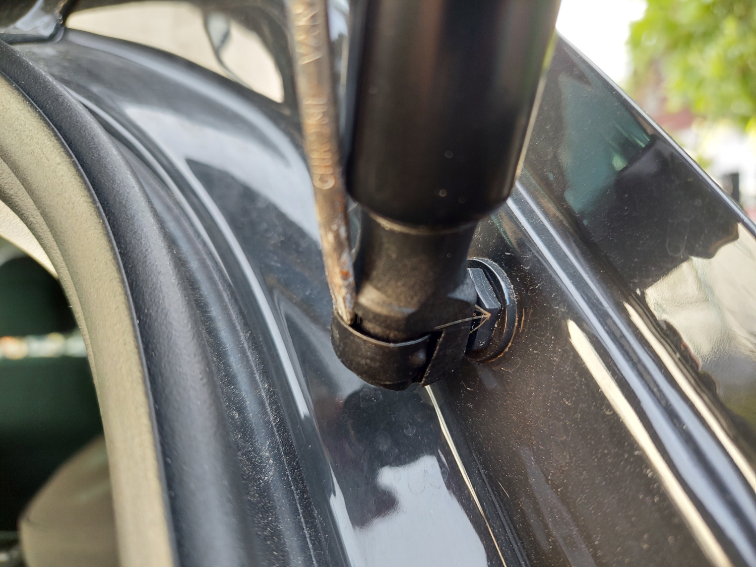 Sicherungsclip der Heckklappen-Gasdruckfedern - Model S Probleme