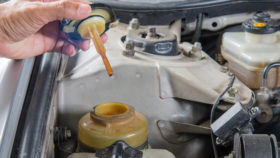 Titelbild-Servooel-auto-wechseln-280x158 Ölfilterwechsel und Motorölwechsel Ratgeber – Anleitung zum selber tauschen