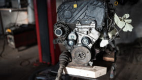 Motor-Auto-ausbauen-280x158 Austauschmotor bei Motorschaden – Wissenswertes über Verschleiß und Austausch