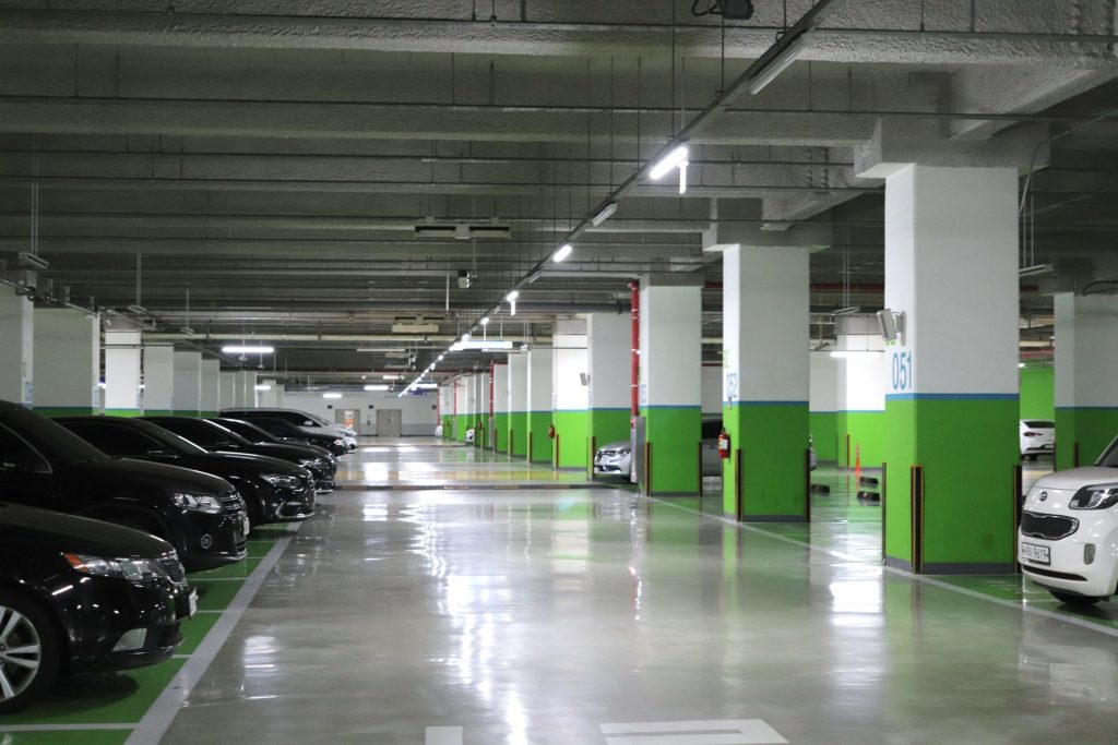flughafen_parkplatz-1024x683 Parken am Flughafen: Mit Vergleichsplattformen zum günstigsten Parkplatz