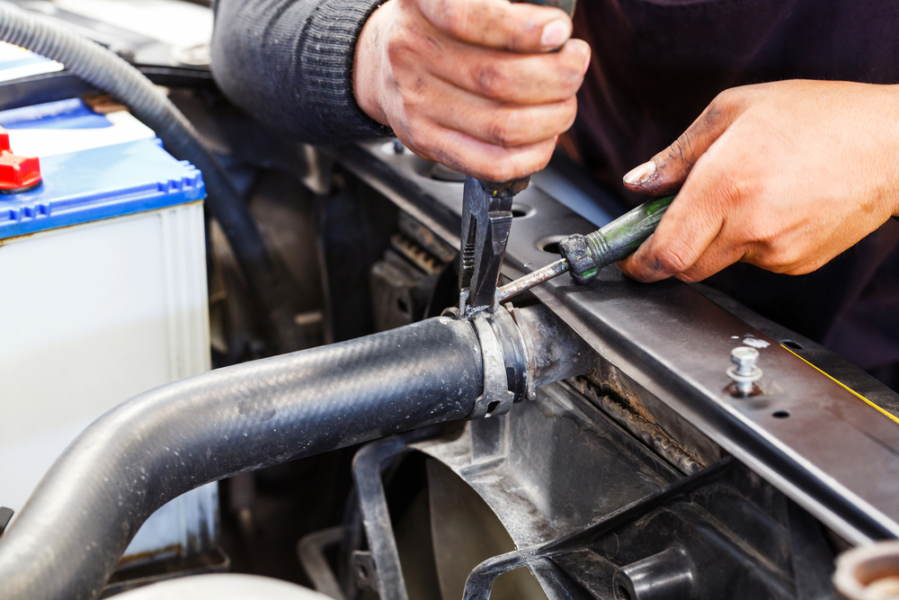 Titelbild-Kuehlerschlauch-Motor-Auto Kühlerschlauchwechsel – Ratgeber, Diagnose und Anleitung zum Tauschen