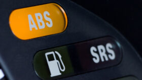ABS-Lampe-Tacho-leuchtet-Auto-280x158 Raddrehzahlsensorwechsel – Ratgeber zur Diagnose und Sensortausch