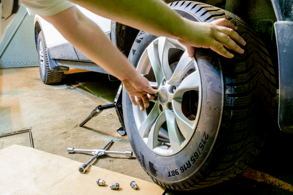 Bild-2-Raeder-der-Hinterachse-demontieren Bremstrommeln selber wechseln – DIY Anleitung